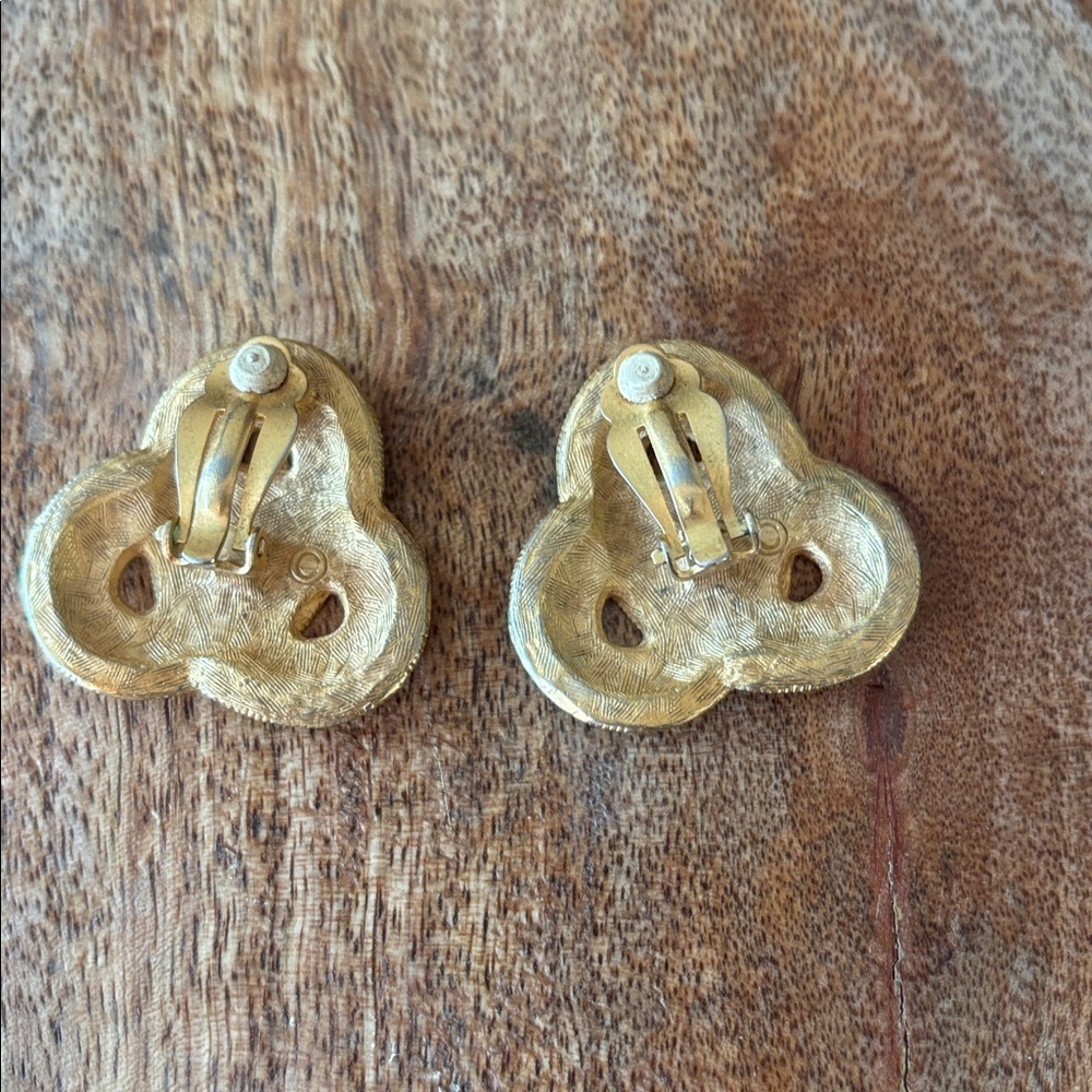 Vintage Endless Celtic Knot Clip On Earrings Black Enamel Gold Tone 80s Chunky - Picture 4 of 6